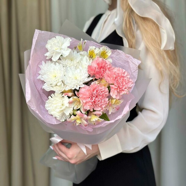Нежный букет комплимент из диантусов, кустовой розы и альстромерии🌸, артикул F1455678 - 4100 рублей, доставка по городу. Flawery - доставка цветов