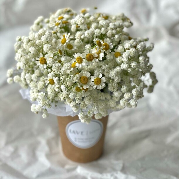 Стаканчик из ромашек и гипсофилы, артикул F1256419 - 1173 рублей, доставка по городу. Flawery - доставка цветов