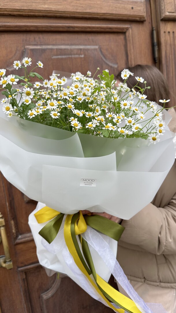 Букет из ромашек, артикул F1257300 - 3500 рублей, доставка по городу. Flawery - доставка цветов