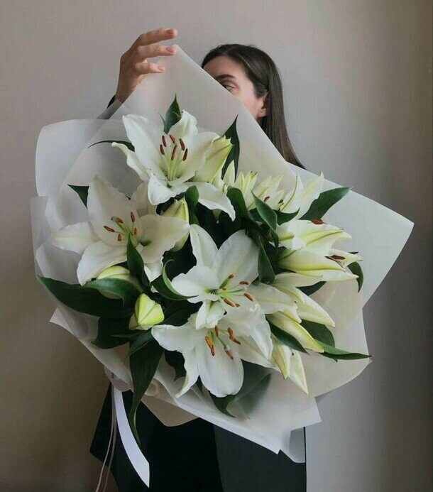 Монобукет из белых лилий, артикул F1264091 - 7400 рублей, доставка по городу. Flawery - доставка цветов