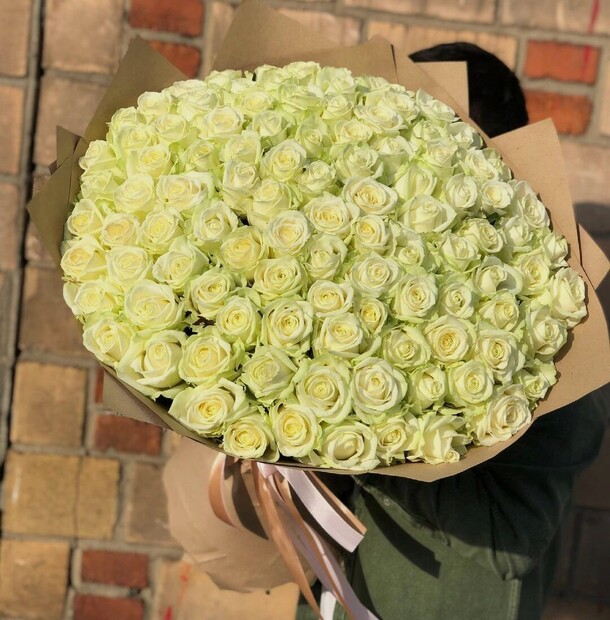Букет 101 белая роза, артикул F1088271 - 32900 рублей, доставка по городу. Flawery - доставка цветов