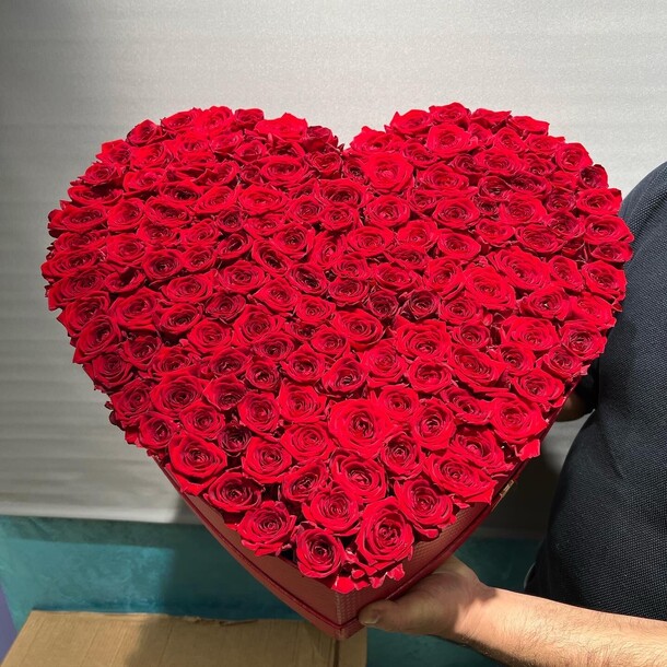 101 роза в коробке ❤️, артикул F1112843 - 72007 рублей, доставка по городу. Flawery - доставка цветов