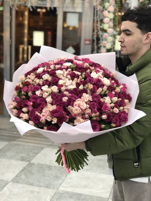 Букет из кустовых роз 101 шт, артикул F1113374 - 56035 рублей, доставка по городу. Flawery - доставка цветов