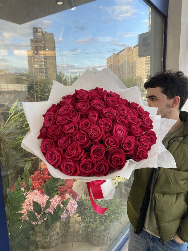 Букет из 51 малиновых роз, артикул F1142683 - 23100 рублей, доставка по городу. Flawery - доставка цветов