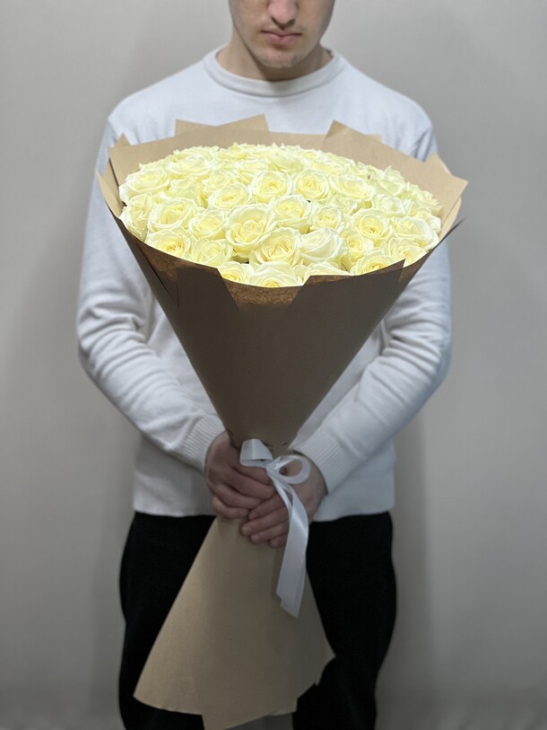 Букет из белых роз 51 шт, артикул F1142695 - 23590 рублей, доставка по городу. Flawery - доставка цветов