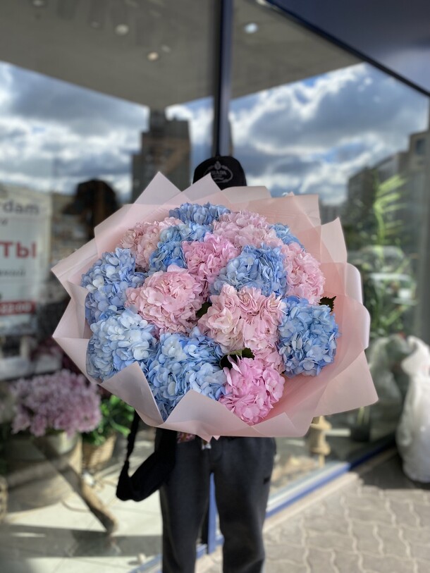 Букет из 17 гортензии колумбия, артикул F1143441 - 19819 рублей, доставка по городу. Flawery - доставка цветов