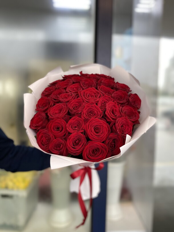 Букет из красных роз, артикул F1143445 - 18990 рублей, доставка по городу. Flawery - доставка цветов