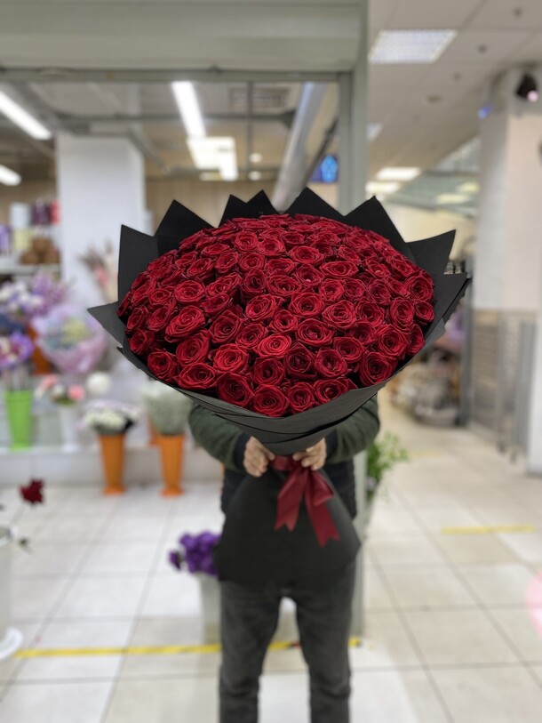 Букет 101 роза 80 см, артикул F1143487 - 38586 рублей, доставка по городу. Flawery - доставка цветов