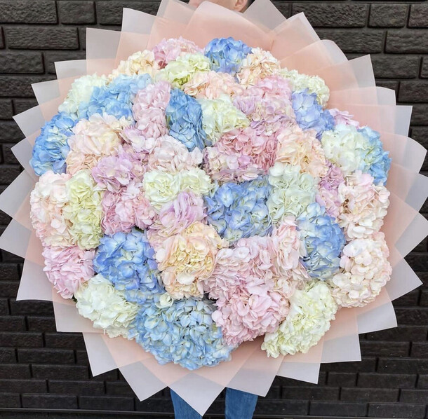 Букет  51 гортензии, артикул F1143618 - 75805 рублей, доставка по городу. Flawery - доставка цветов