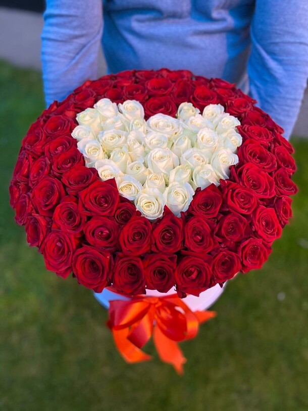 Цветы в коробке 101 роза, артикул F1144990 - 63547 рублей, доставка по городу. Flawery - доставка цветов