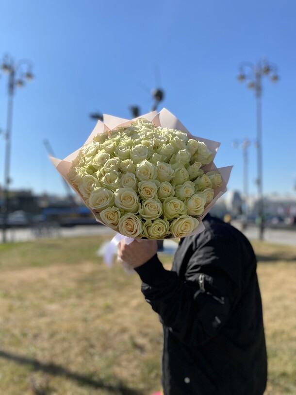 Букет из белых роз 51 шт, артикул F1151116 - 22300 рублей, доставка по городу. Flawery - доставка цветов
