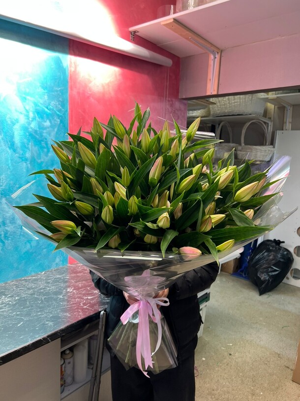 Букет из 29 лилии 😍, артикул F1163639 - 38320 рублей, доставка по городу. Flawery - доставка цветов