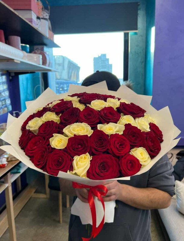 51 роза микс 🌹, артикул F1164526 - 19800 рублей, доставка по городу. Flawery - доставка цветов