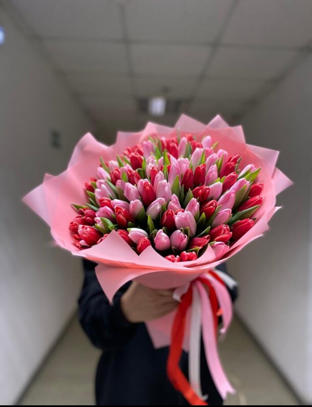 Тюльпаны 101, артикул F1164527 - 41394 рублей, доставка по городу. Flawery - доставка цветов