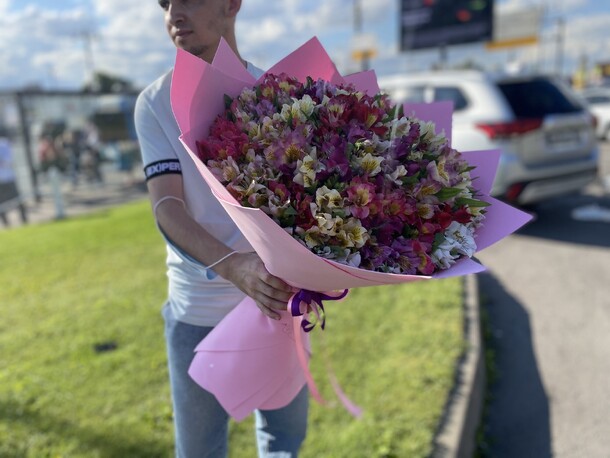 Букет из 51 альстромерий микс, артикул F1186809 - 29900 рублей, доставка по городу. Flawery - доставка цветов