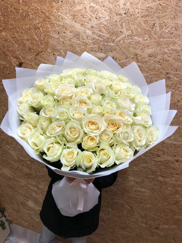 Букет из 51 белых роз, артикул F1187292 - 19286 рублей, доставка по городу. Flawery - доставка цветов