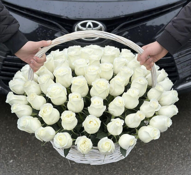 Корзина 75 роза эквадор, артикул F1187617 - 93116 рублей, доставка по городу. Flawery - доставка цветов