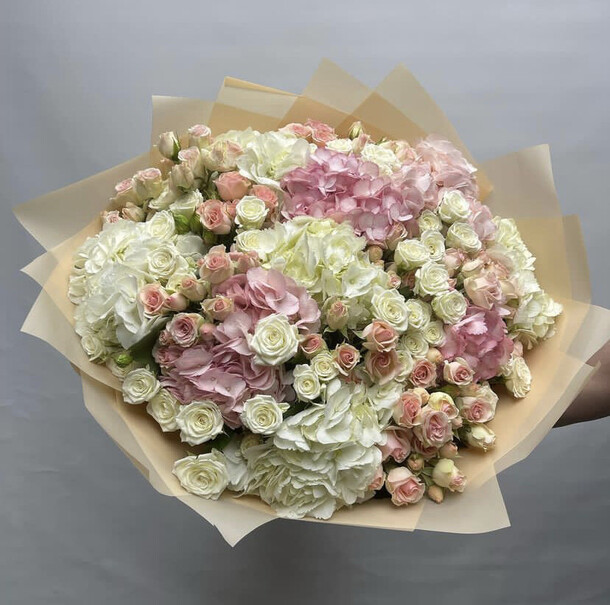 Гортензия и кустовые розы, артикул F1187619 - 29900 рублей, доставка по городу. Flawery - доставка цветов