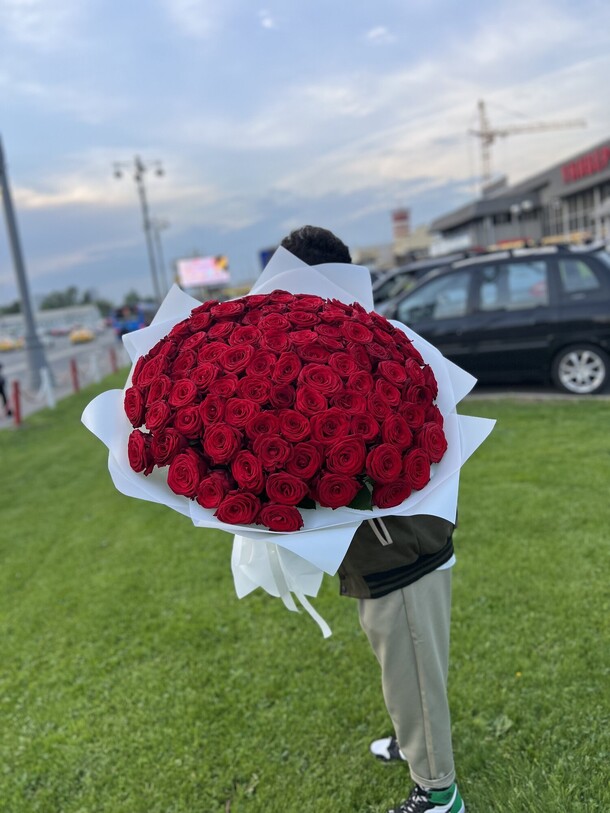 101 роза 60 см, артикул F1195497 - 31900 рублей, доставка по городу. Flawery - доставка цветов