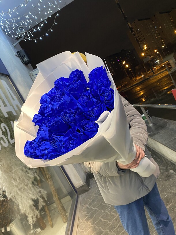 Синие розы 25 шт 💙, артикул F1195546 - 23945 рублей, доставка по городу. Flawery - доставка цветов