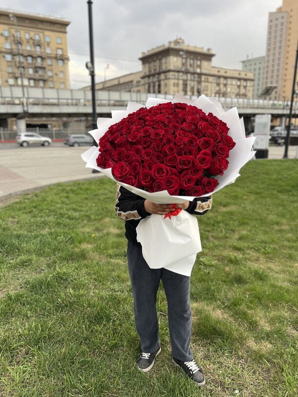 101 роза эквадор 80 см, артикул F1195741 - 69079 рублей, доставка по городу. Flawery - доставка цветов