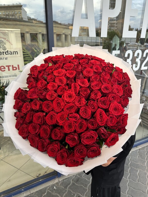 101 роза 70 см, артикул F1203947 - 34500 рублей, доставка по городу. Flawery - доставка цветов