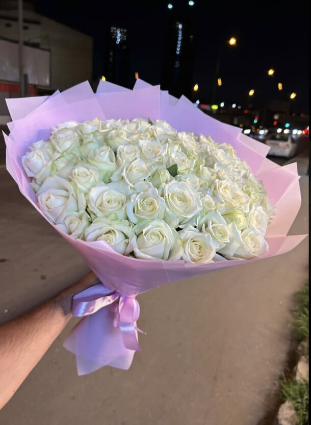 51 роза белая, артикул F1217682 - 19790 рублей, доставка по городу. Flawery - доставка цветов