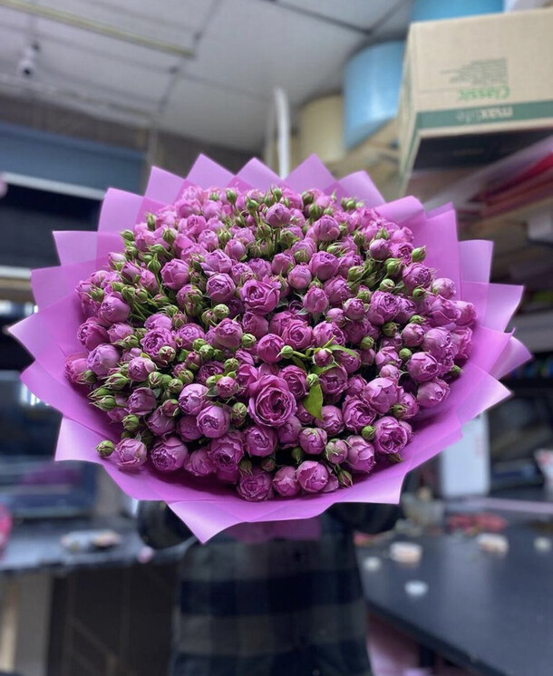 Букет из кустовых роз, артикул F1217718 - 62810 рублей, доставка по городу. Flawery - доставка цветов