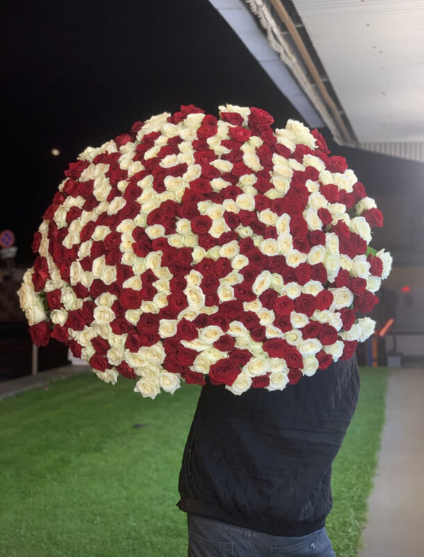 351 роза, артикул F1218099 - 116449 рублей, доставка по городу. Flawery - доставка цветов