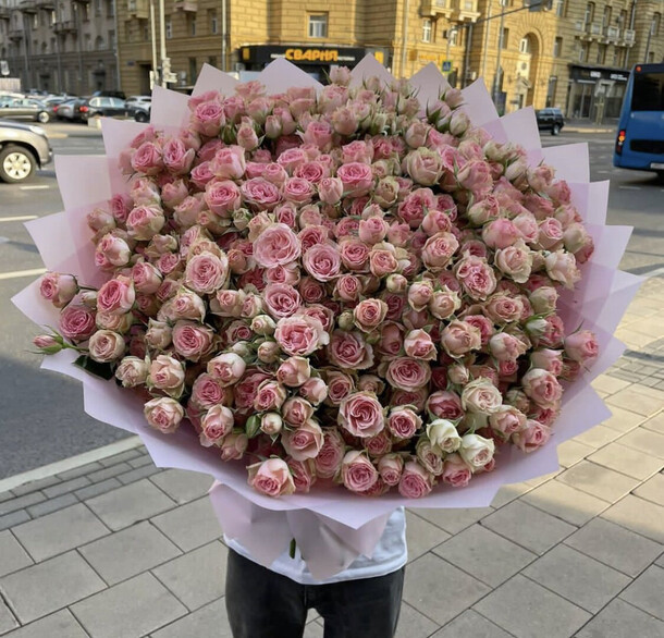 Букет кустовых роз 51 😍, артикул F1219648 - 32933 рублей, доставка по городу. Flawery - доставка цветов