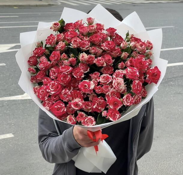 Букет кустовых роз, артикул F1219650 - 16565 рублей, доставка по городу. Flawery - доставка цветов