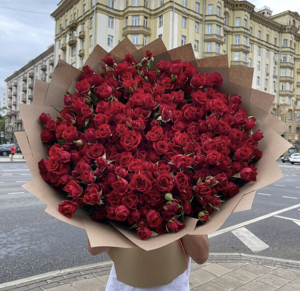 Букет красных кустовых роз, артикул F1219655 - 26486 рублей, доставка по городу. Flawery - доставка цветов