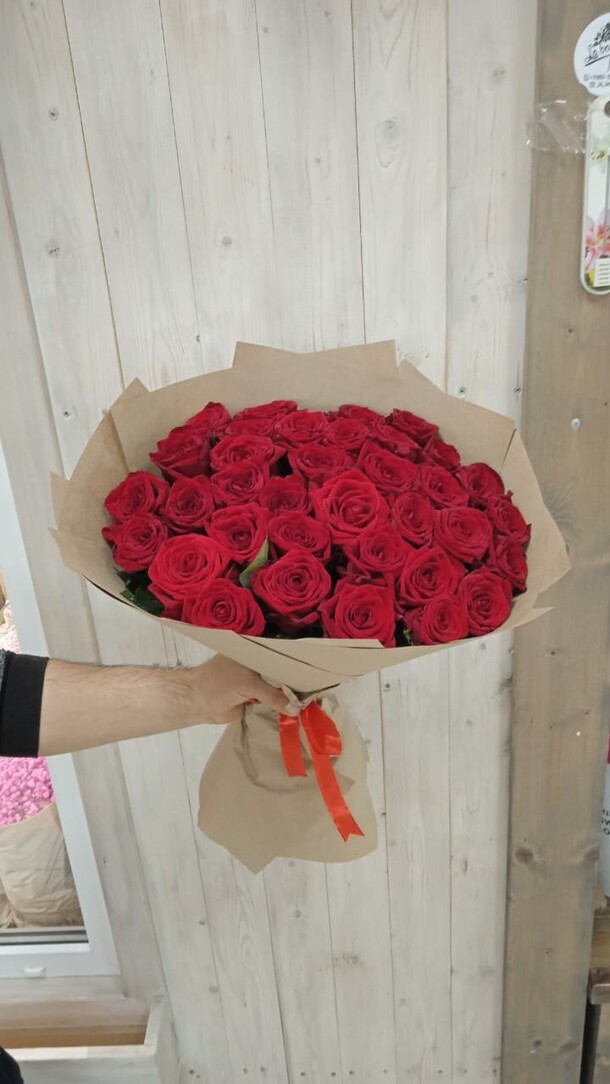 Букет 35 роза, артикул F1219745 - 15490 рублей, доставка по городу. Flawery - доставка цветов