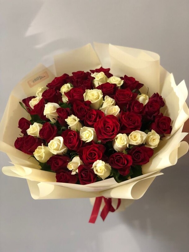 51 роза микс, артикул F1220376 - 26607 рублей, доставка по городу. Flawery - доставка цветов