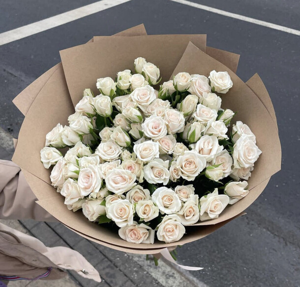 Букет кустовых белых роз, артикул F1223190 - 15293 рублей, доставка по городу. Flawery - доставка цветов