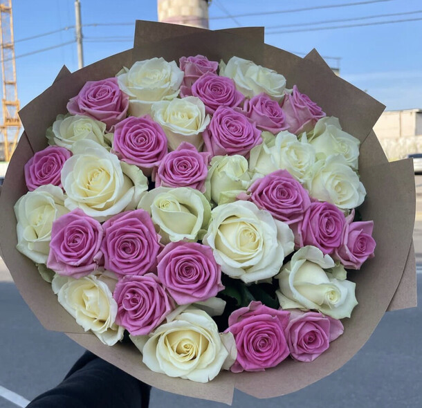 Букет 31 роза микс, артикул F1223199 - 10469 рублей, доставка по городу. Flawery - доставка цветов