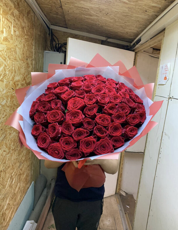 Букет из 75 роз 😍, артикул F1224588 - 37255 рублей, доставка по городу. Flawery - доставка цветов
