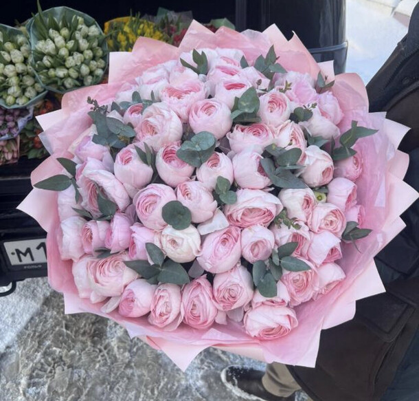 Ранункулюсы с эвкалиптом 51 💓, артикул F1224591 - 85703 рублей, доставка по городу. Flawery - доставка цветов