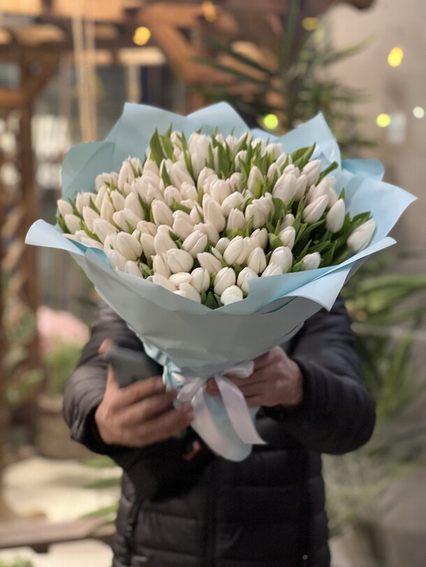 Тюльпаны 101 белый, артикул F1224617 - 38586 рублей, доставка по городу. Flawery - доставка цветов