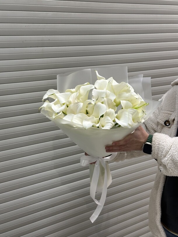 Букет из 39 белых калл 🤍, артикул F1230507 - 39251 рублей, доставка по городу. Flawery - доставка цветов