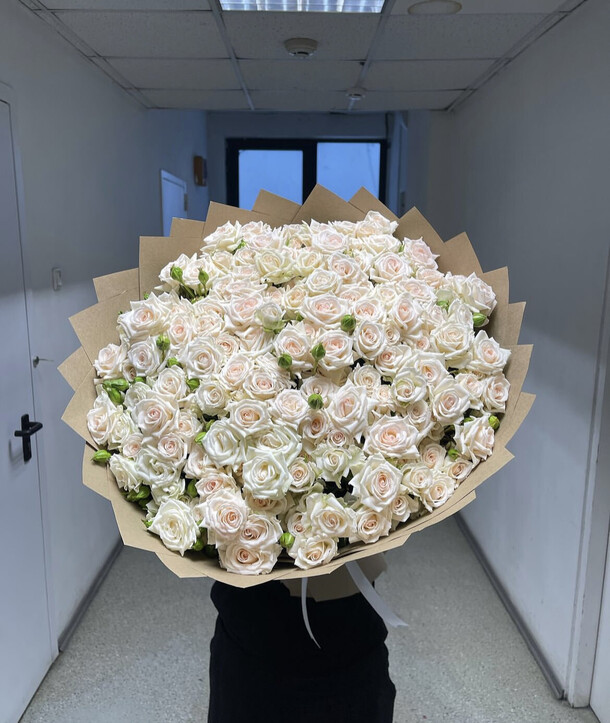 Букет кустовых роз 51, артикул F1261013 - 42725 рублей, доставка по городу. Flawery - доставка цветов