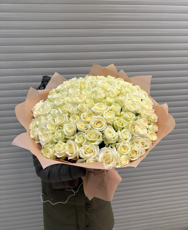 Букет 101 роза белая 🤍, артикул F1275134 - 34473 рублей, доставка по городу. Flawery - доставка цветов