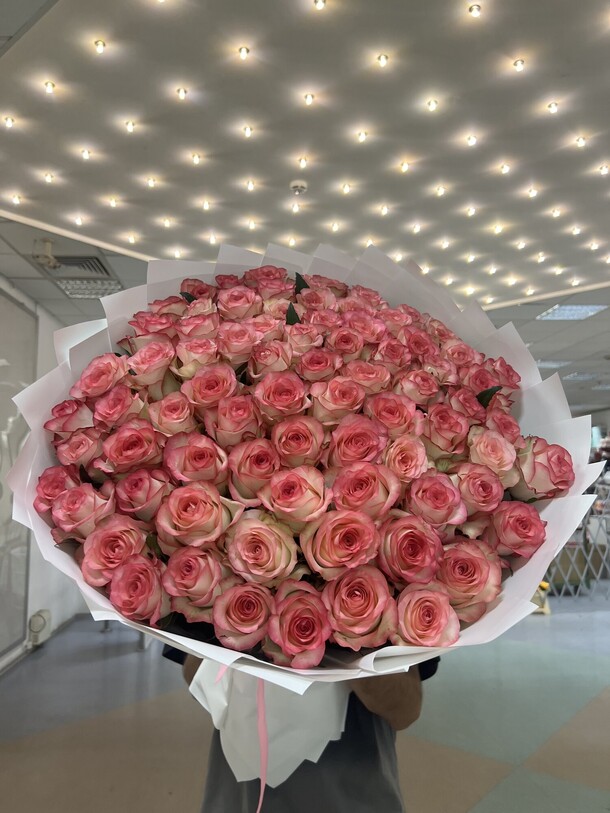 101 роза джумилия 🩷, артикул F1307701 - 38466 рублей, доставка по городу. Flawery - доставка цветов