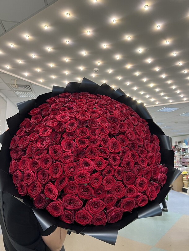 101 роза 80см, артикул F1307716 - 38586 рублей, доставка по городу. Flawery - доставка цветов