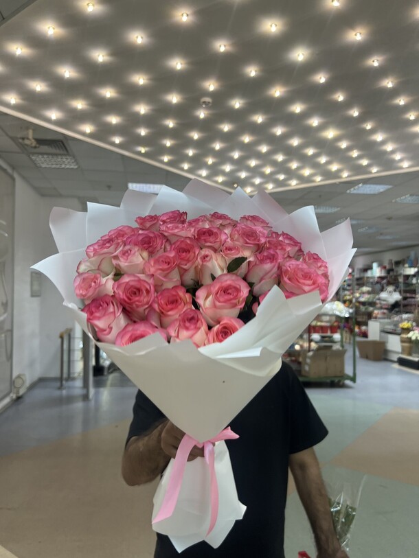 Букет из 35 роз джумилия, артикул F1308656 - 12245 рублей, доставка по городу. Flawery - доставка цветов