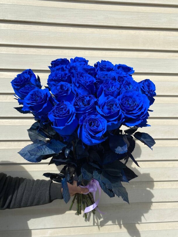 Букет синих роз 💙, артикул F1308659 - 22760 рублей, доставка по городу. Flawery - доставка цветов