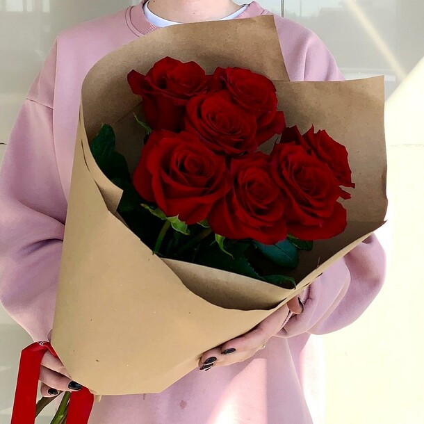 Красные розы в крафте, артикул F1258923 - 4091 рублей, доставка по городу. Flawery - доставка цветов