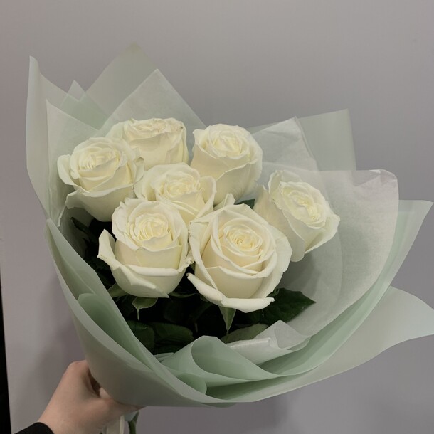 Белые розы в мятной упаковке, артикул F1265177 - 3500 рублей, доставка по городу. Flawery - доставка цветов