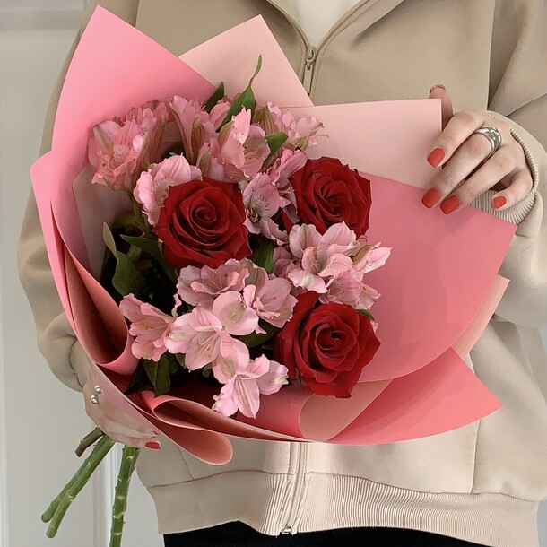 Букет «розы и альстромерия», артикул F1268935 - 3850 рублей, доставка по городу. Flawery - доставка цветов