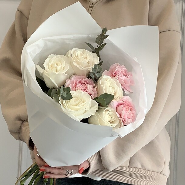 Нежный букет 💐 розы диантусы эвкалипт, артикул F1282450 - 3500 рублей, доставка по городу. Flawery - доставка цветов